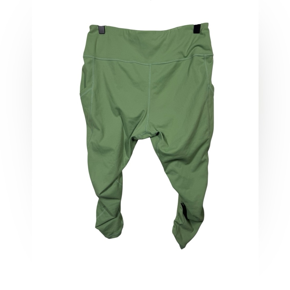 Seamless High-Waist Capri Leggings in Sage Green - Picture 4 of 11